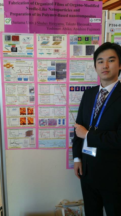 スーツを着た男性と文字

中程度の精度で自動的に生成された説明