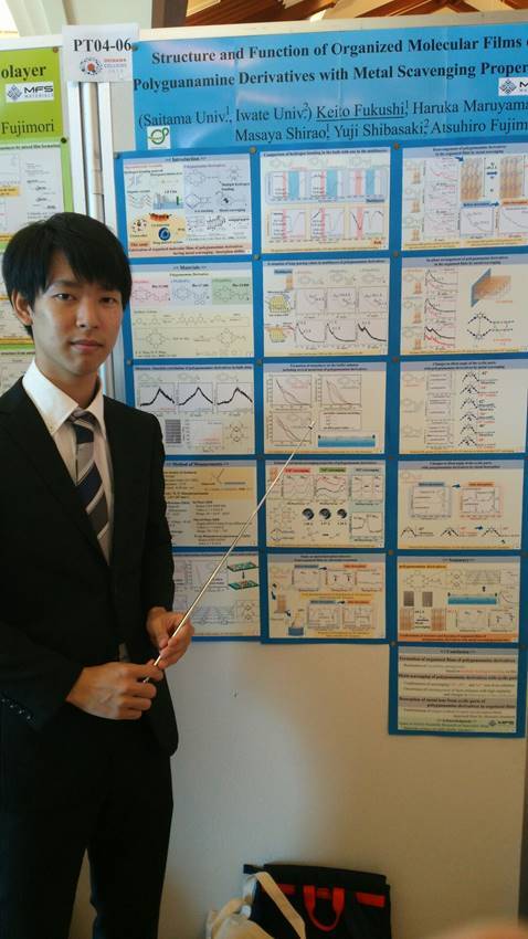 スーツを着た男性と文字

中程度の精度で自動的に生成された説明